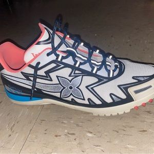 LOUIS VUITTON MENS SNEAKERS SIZE 11(US).